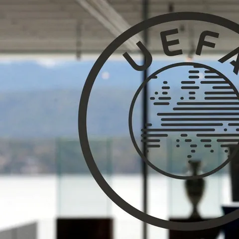 Das Logo der UEFA an den Headquaters in Nyon