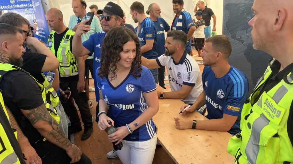 Am Schalke-Tach: S04 schwört sich mit mehr als 100.000 Fans auf die Bundesliga ein