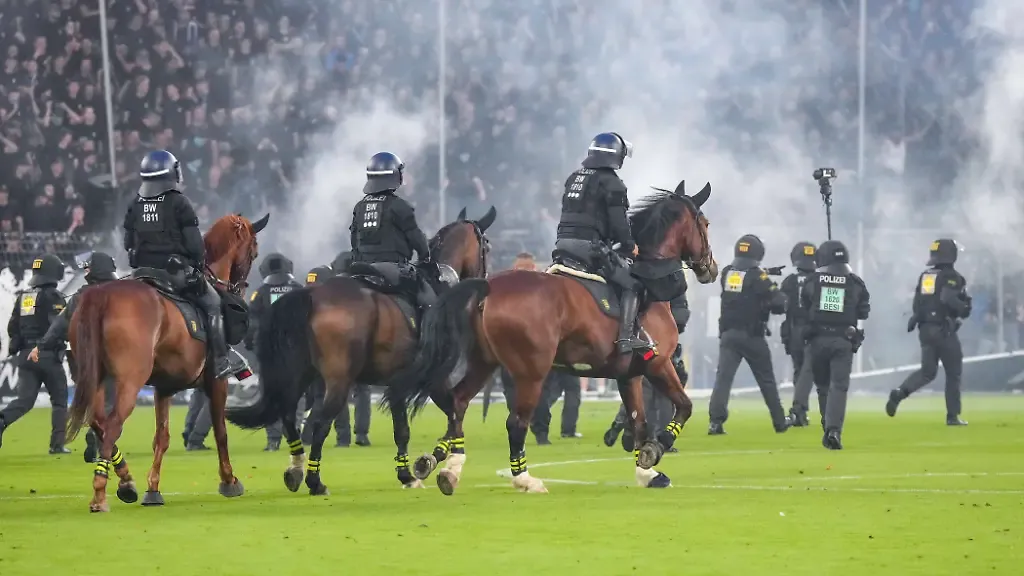 Polizisten-sichrern-das-Spielfeld-Erhoehtes-Polizeiaufkommen-bei-der-Partie-Polizisten-im-Stadion-Polizeipraesenz-Polizeischutz-Polizei-im-Einsatz-Sicherheit-Stadionsicherheit-Symbolfoto-Symbolbild-Symbol-Risikospiel-Hochsicherheitsspiel-Fussballspiel-mit-einem-erhoehten-Sicherheitsrisiko-das-Spiel-wurde-im-Vorfeld-als-Hochrisikospiel-eingestuft-21-08-2026-Mannheim-Deutschland-Fussball-DFB-Pokal-1-Runde-SV-Waldhof-Mannheim-1-FC-Kaiserslautern-DFB-DFL-REGULATIONS-PROHIBIT-ANY-USE-OF-PHOTOGRAPHS-AS-IMAGE-SEQUENCES-AND-OR-QUASI-VIDEO-Police-officers-securing-the-field-increased-police-presence-at-the-game-police-officers-in-the-stadium-police-presence-police-protection-police-in-action-security-stadium-security-stock-photo-stock-image-symbol-high-risk-match-high-security-match-soccer-match-with-an-increased-security-risk-the-match-was-classified-as-a-high-risk-match-in-advance-August-21-2026-Mannheim-Germany-soccer-DFB-Cup-1st-round-SV-Waldhof-Mannheim-vs-1