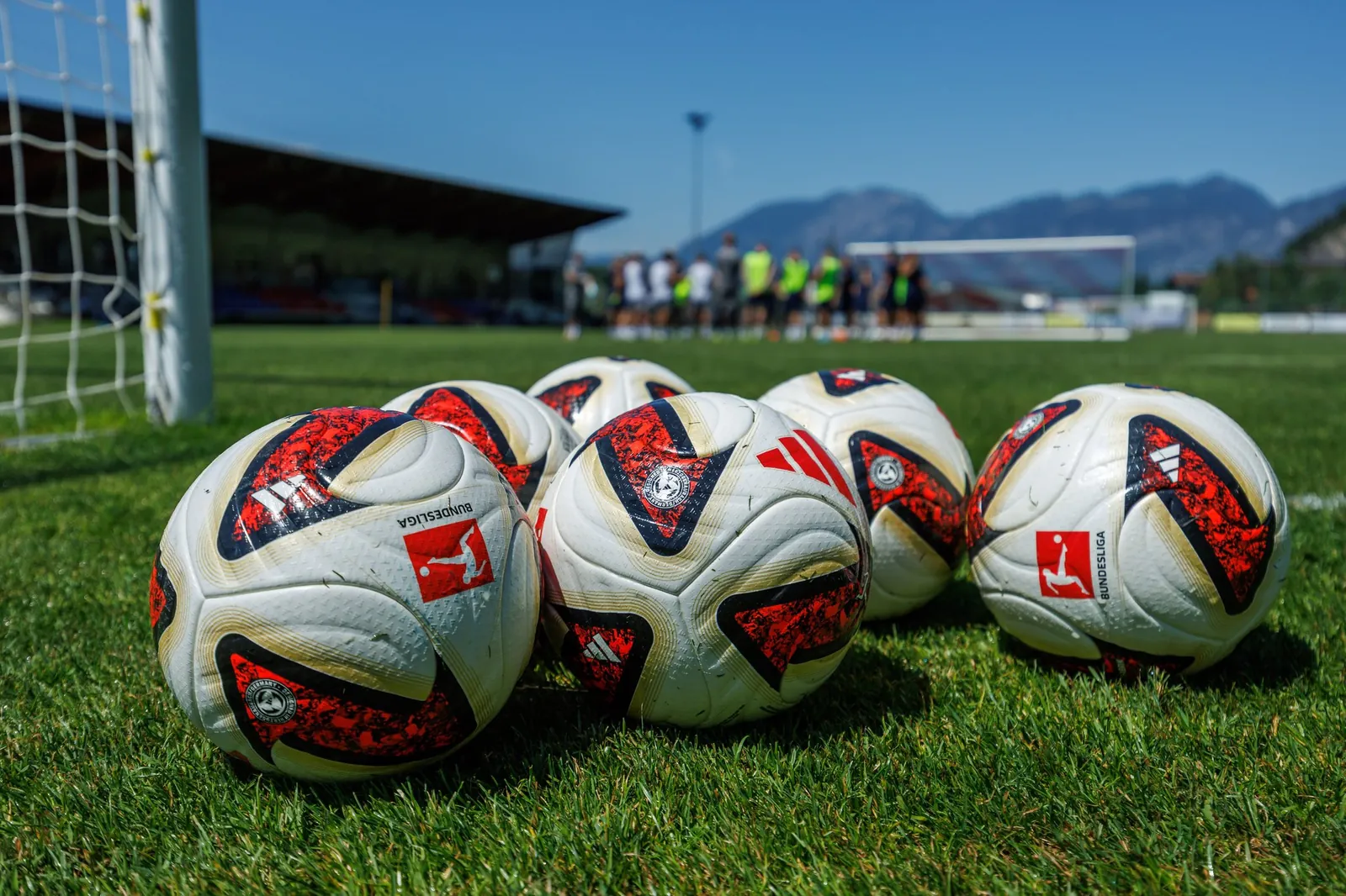 Die „Torfabrik“ von Adidas im Paderborner Trainingslager. Mindestens bis 2034 der neue Bundesliga-Ball sein.