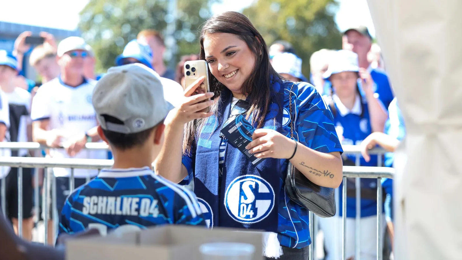 Ein Schalke-Fan mit ihrem Sohn beim Schalke-Tach